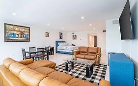 The Purple Pelican Beachfront With Ocean Balcony Unit 3